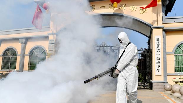 China pone un condado en cuarentena tras descubrir nuevos contagios de coronavirus