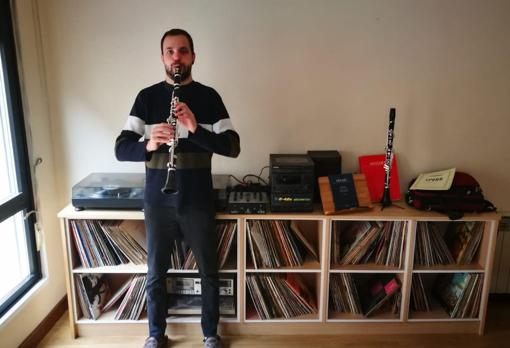 José Ángel Sáinz, que toca en una orquesta sinfónica de China, ensayando en su casa de Soria