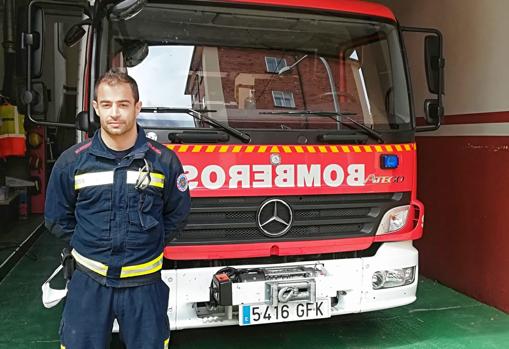 Víctor Modrego, delante de uno de los camiones de los Bomberos de Soria, que ahora acometen labores de desinfección