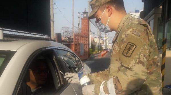 Un militar estadounidense controla el acceso mediante un hisopo de algodón empapado en vinagre