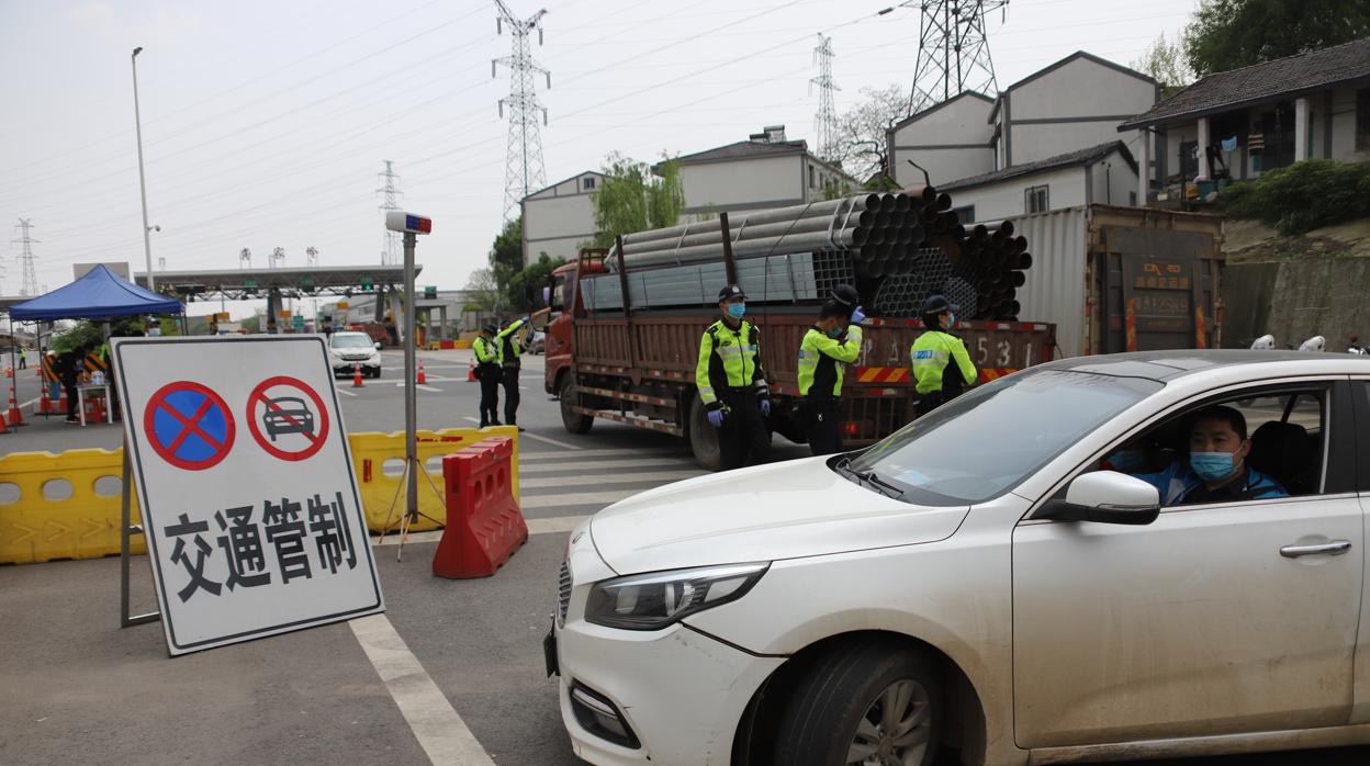 Aunque la ciudad de Wuhan se reabre el miércoles tras dos meses y medio de cierre, algunos transportes ya pueden salir con documentos especiales