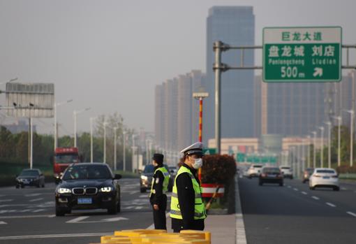 Tras el levantamiento de las barreras en los peajes de los autopistas, los habitantes de Wuhan ya pueden salir con un código acreditando que están sanos