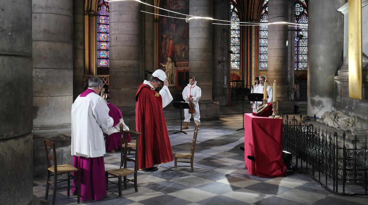 El arzobispo de Notre Dame reza en la catedral un año después del incendio