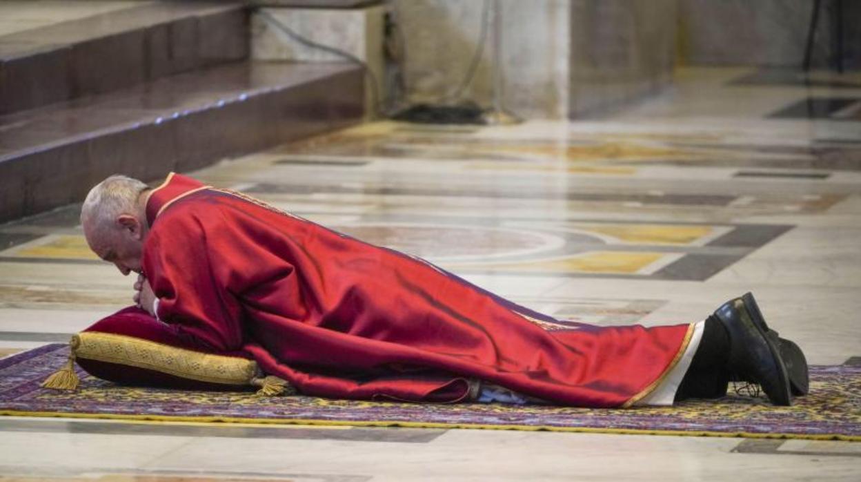 El Papa Francisco, hoy en los oficios del Viernes Santo en la Basílica de San Pedro