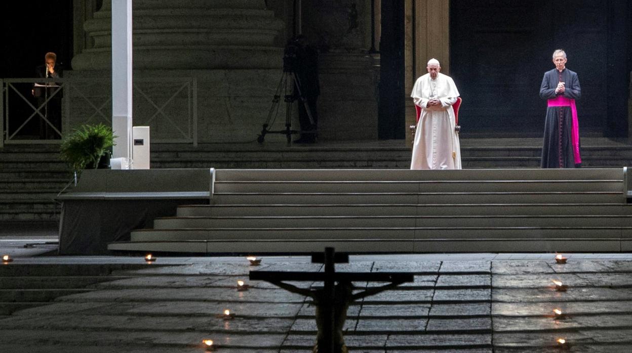 El Papa Francisco preside el Vía Crucis en la plaza vacía fuera de la Basílica de San Pedro