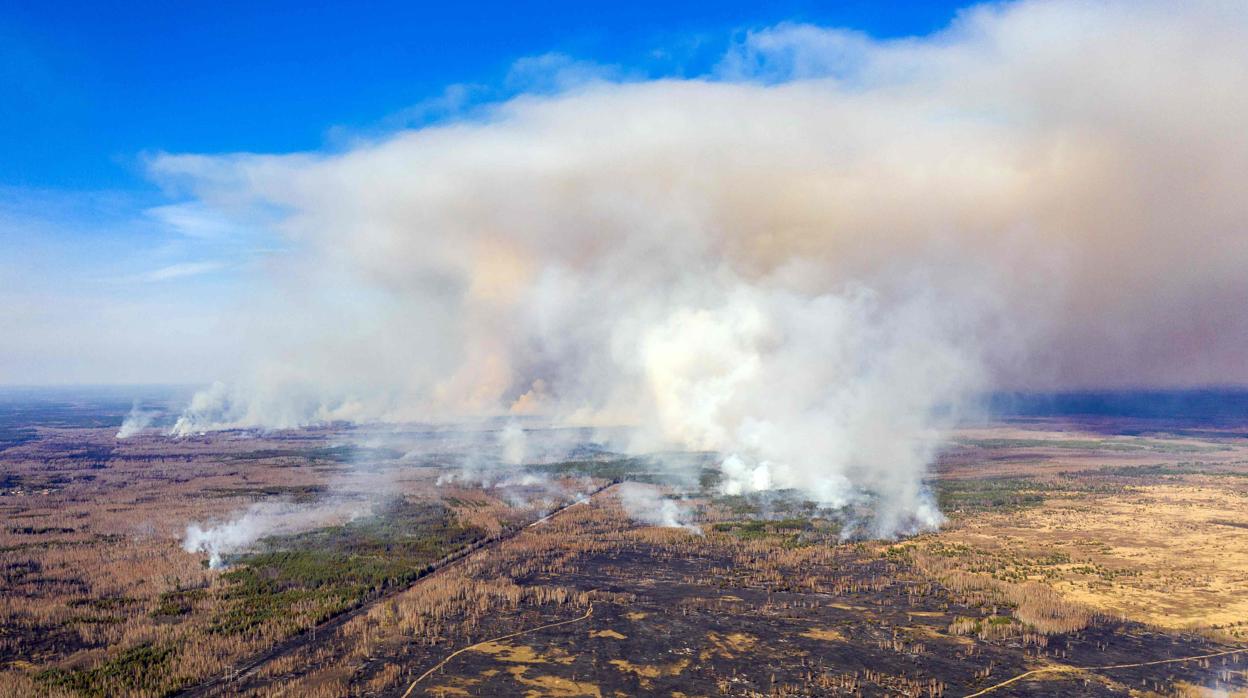 Más de 400 bomberos continúan luchando contra los incendios