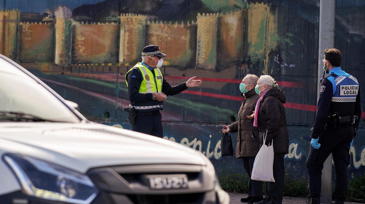 La Policía informa sobre el confinamiento a dos paseantes