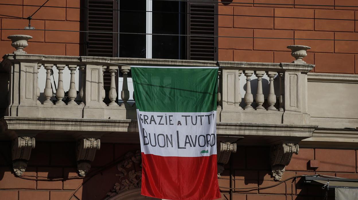 Una bandera italiana cuelga de un balcón de Roma