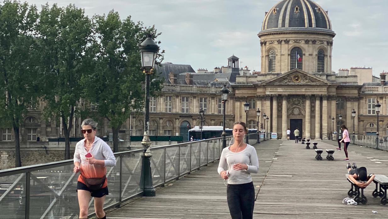 Dos mujeres corren por París durante el confinamiento