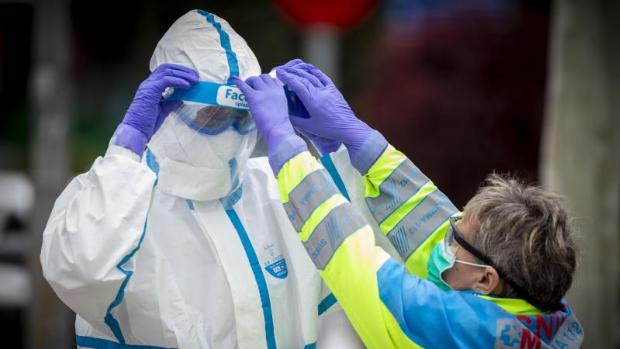 Más de cien sanitarios en aislamiento por coronavirus tras usar las mascarillas defectuosas del Gobierno