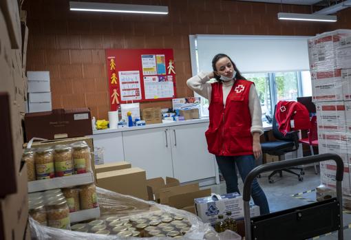 Una voluntaria de Cruz Roja en un centro de reparto de alimentos