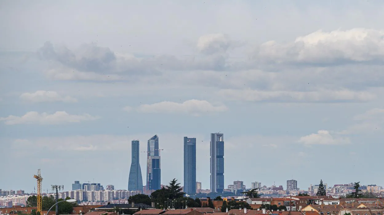 Vista reciente de las Cuatro Torres de Madrid sin contaminación