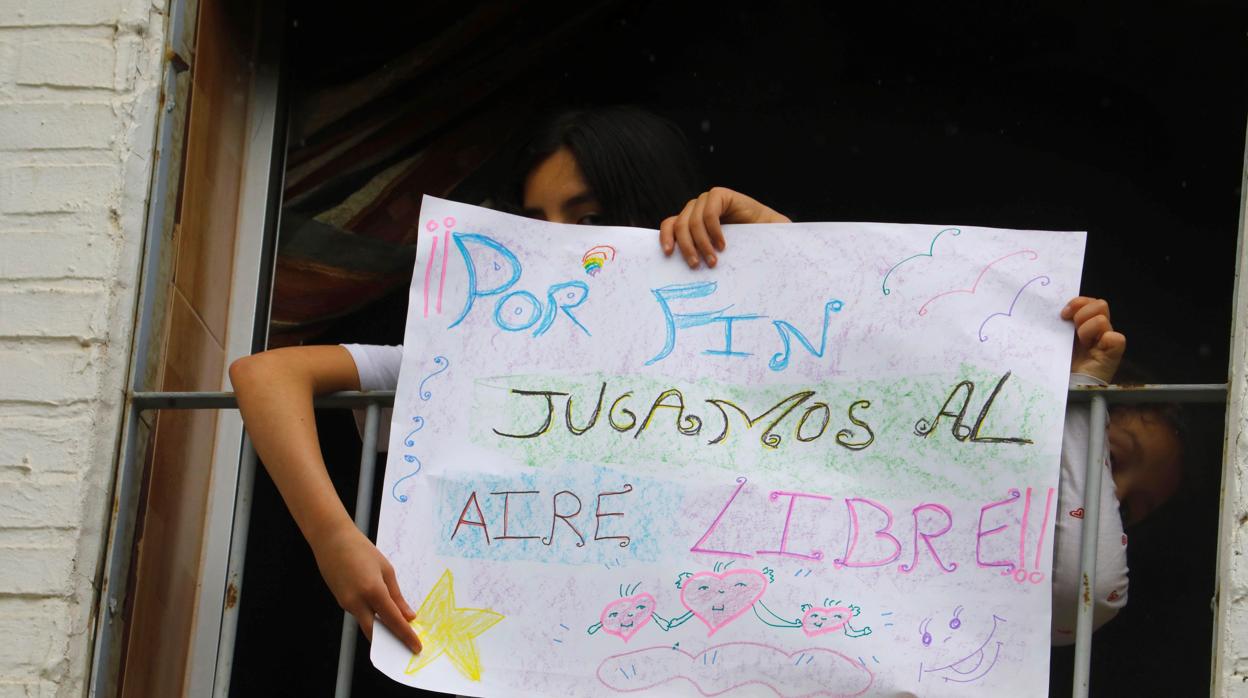 Niños en un balcón en la población lucense de Palas de Rei