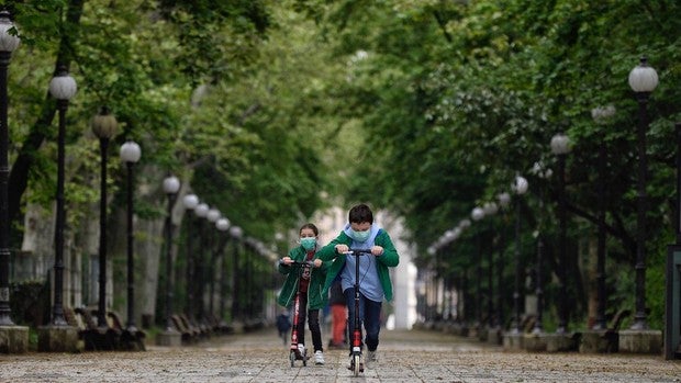 El primer paseo de los niños tras seis semanas: «Echaba de menos respirar»