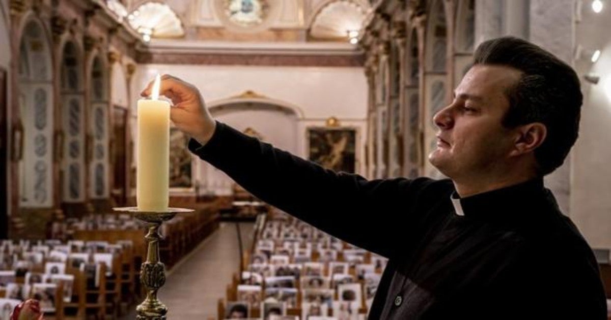 El párroco Villar del Arzobispo (Valencia) Raúl García Adán celebra misa sin feligreses.