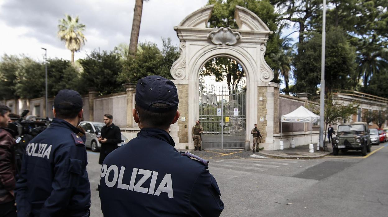 La POlicía italiana, junto a la nunciatura, en una foto de archivo