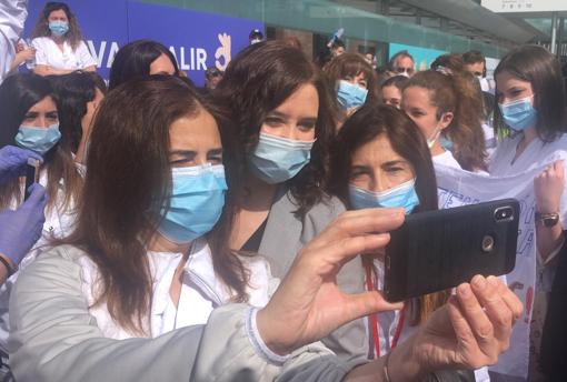 La presidenta de la Comunidad de Madrid, Isabel Díaz Ayuso se hace selfies con parte del personal sanitario del Ifema