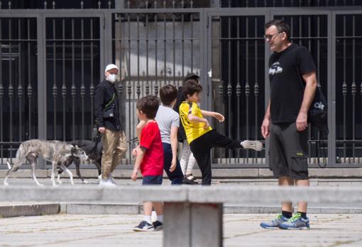 Niños juegan a la pelota en la plaza frente al museo Reina Sofía