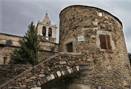 La iglesia de Llívia, sin turistas ni feligreses