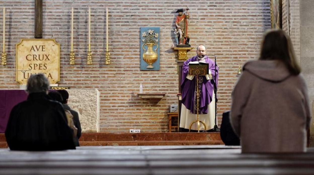 Feligreses guardan distancia de seguridad durante la misa celebrada este domingo en la localidad vallisoletana de Viana de Cega