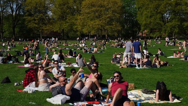 Miles de neoyorquinos abarrotan Central Park pese a la pandemia de coronavirus