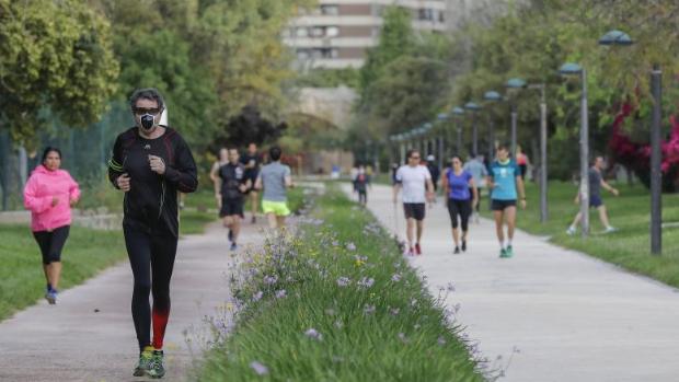 Sanidad aclara el riesgo de contagio que hay al cruzarse con otras personas en una acera o haciendo deporte