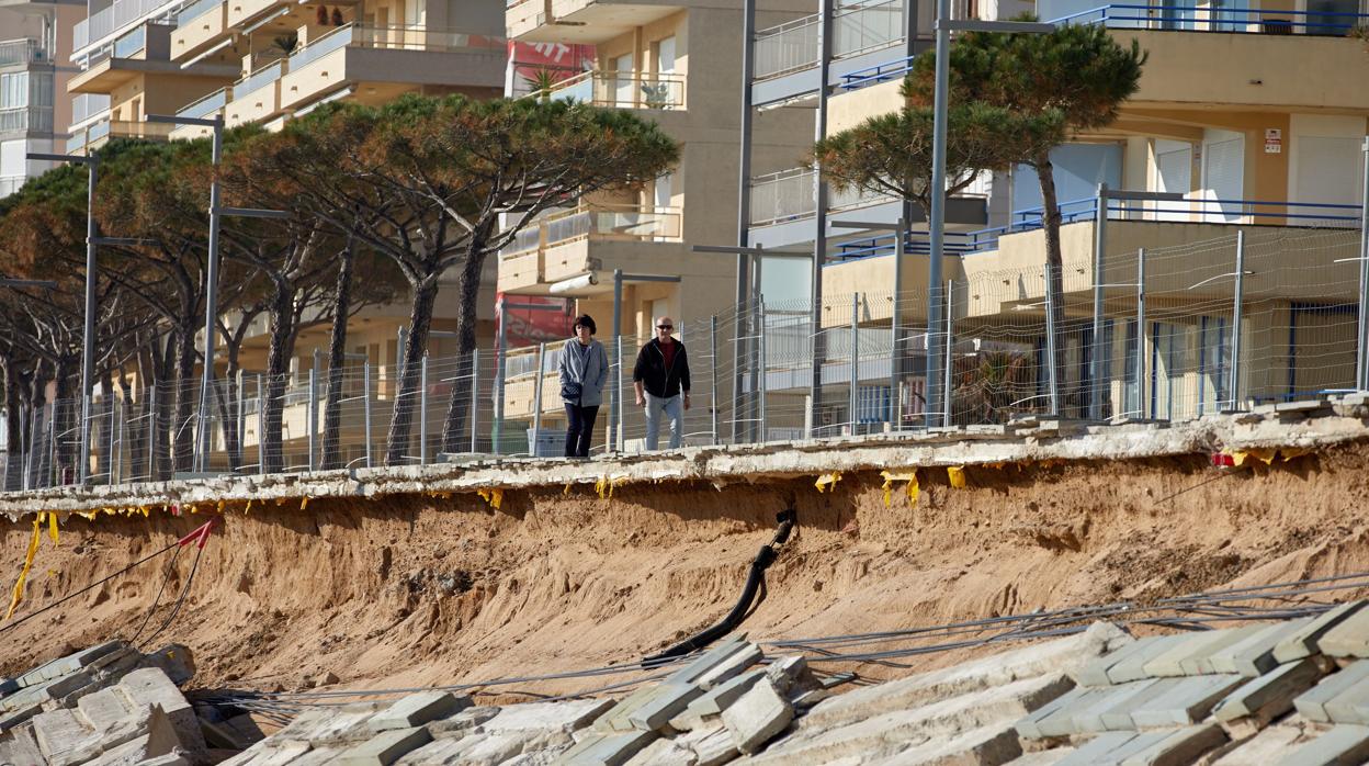 Efectos de la borrasca Gloria en el paseo marítimo de la localidad gerundense de Castell-Platja d'Aro