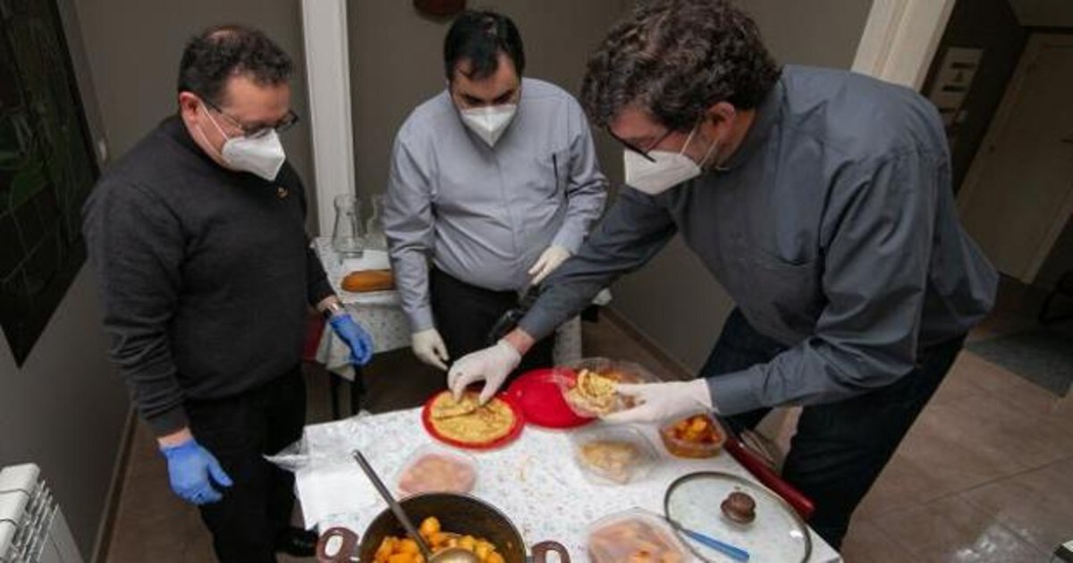 Un grupo de sacerdtoes de la parroquia de Pola de Siero (Asturias) reparten alimentos a los sin techo