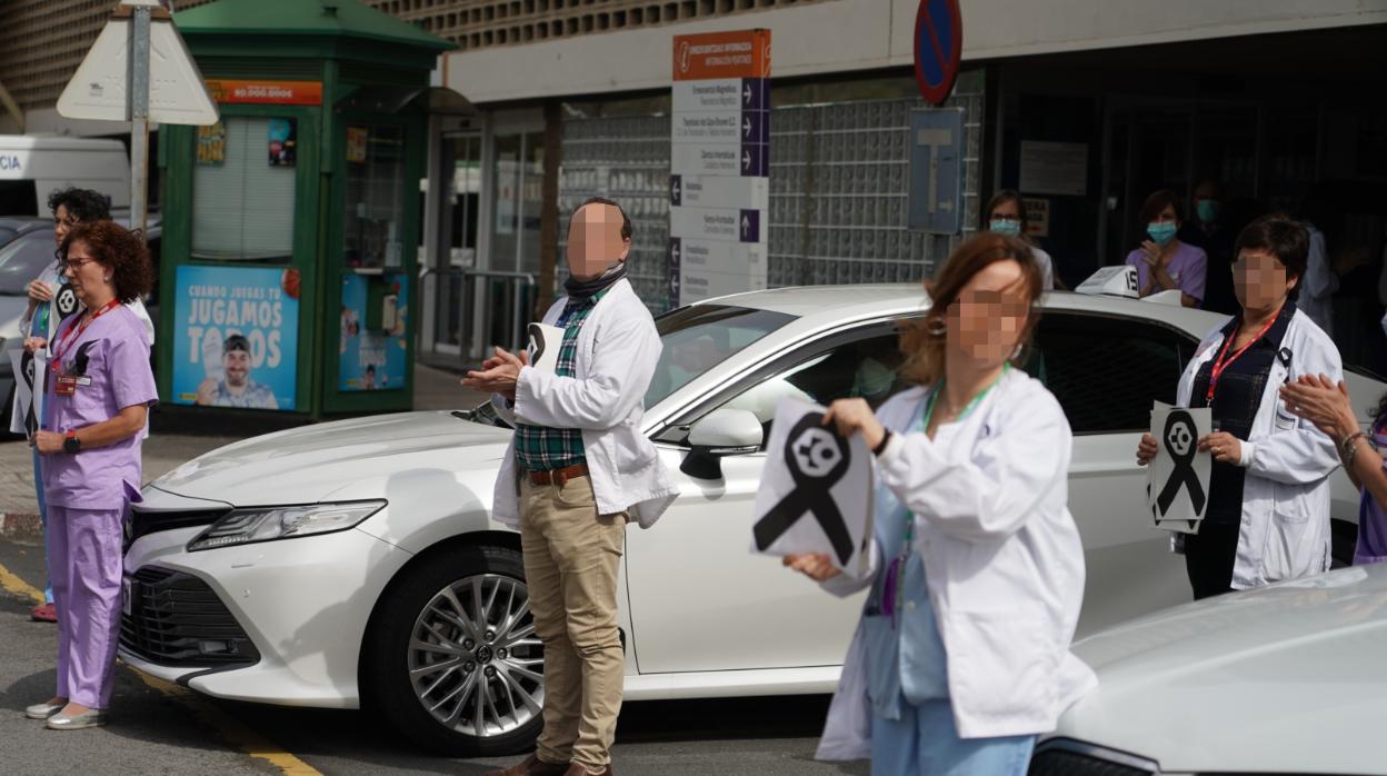 Trabajadores del servicio vasco de salud del Hospital de Galdakao sostienen un lazo negro de luto