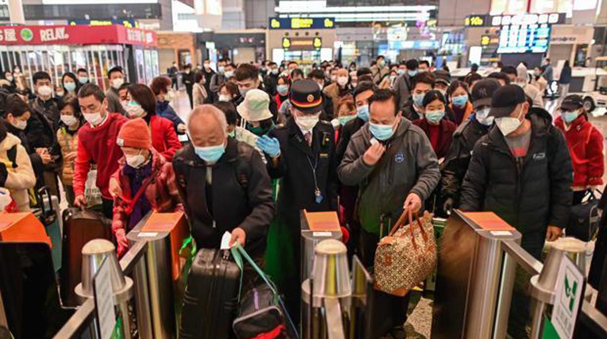 Estación masificada en Wuhan