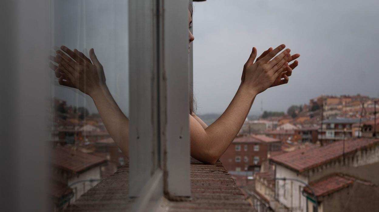 "Aplauso desde el balcón", foto ganadora del concurso de ABC #desdemiventana