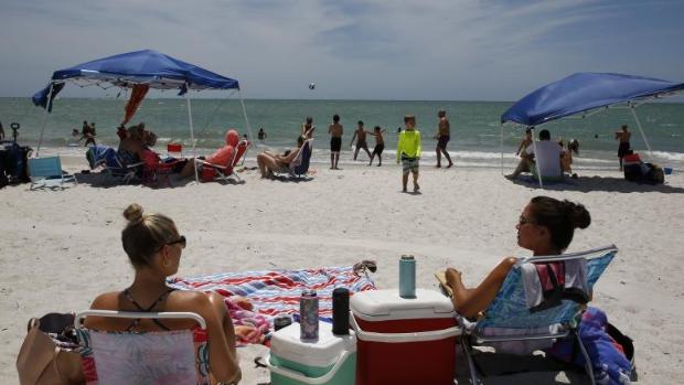 Recogen más de cinco toneladas de basura en una playa de Florida días después de su reapertura