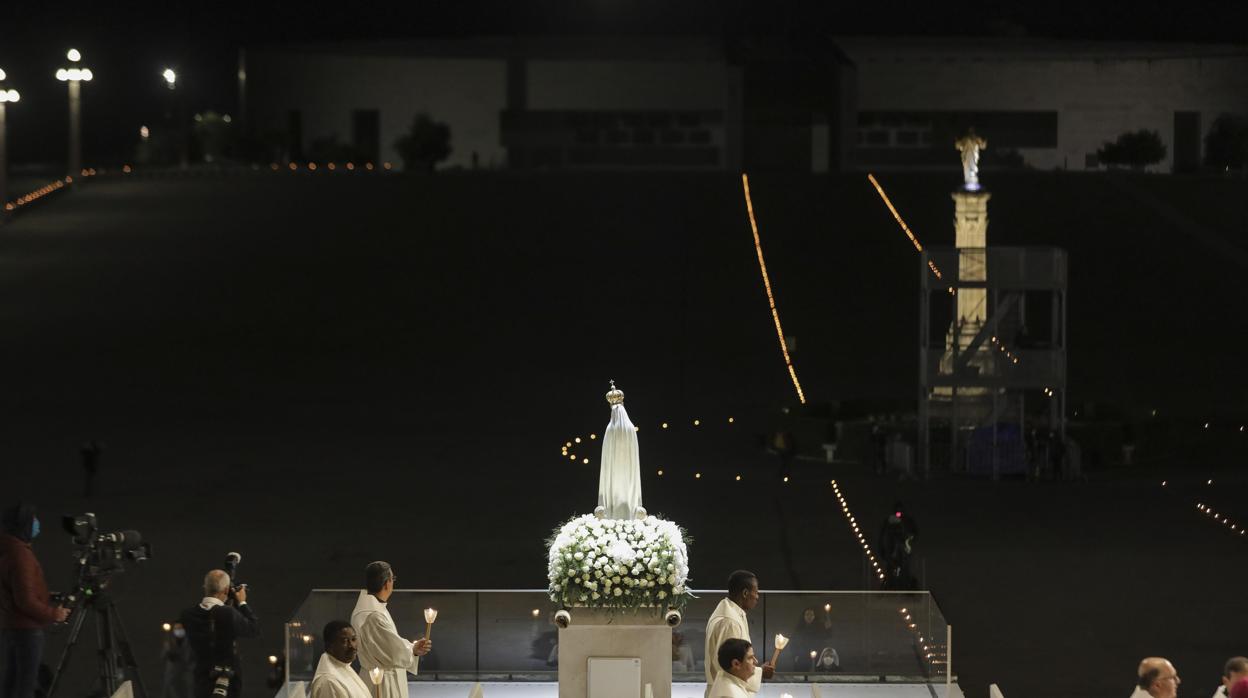 El antuario de Fátima sin peregrinos durante la famosa procesión nocturna