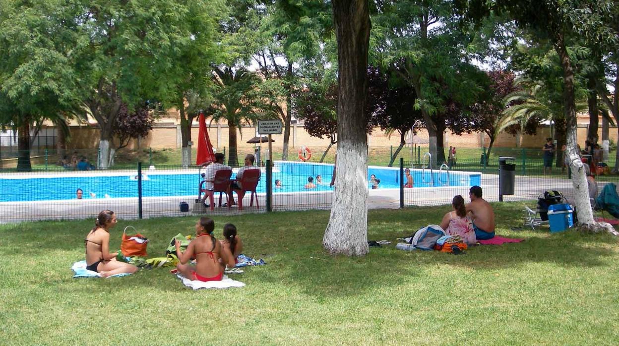 Imagen de archivo de una piscina en verano