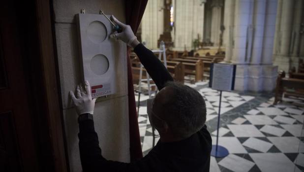 Semáforos contra la pandemia de coronavirus a las puertas de la catedral