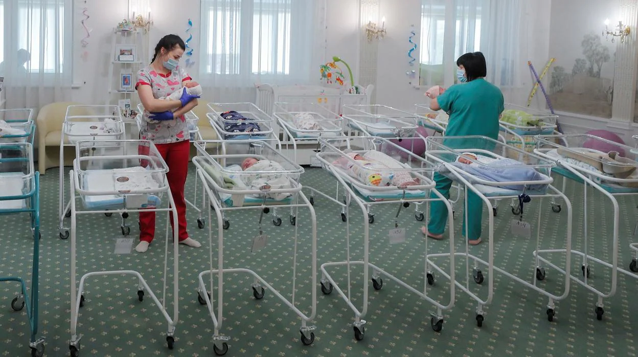 Dos enfermeras cuidan de bebés nacidos de gestación subrogada