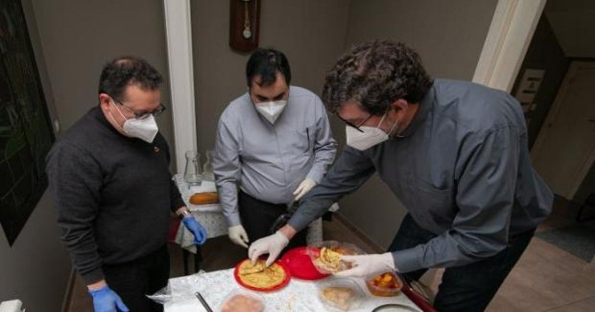 Sacerdotes reparten alimentos en la parroquia de Pola de Siero (Asturias)