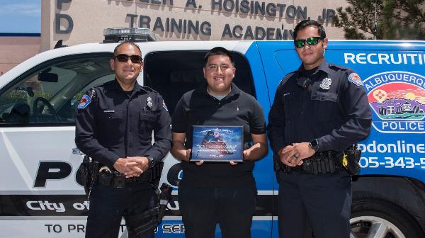 El joven José Núñez tras recibir una placa de agradecimiento por su gesto