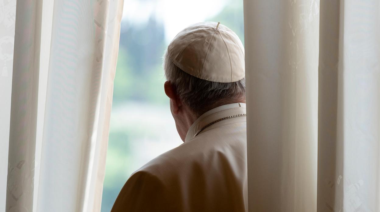 El Papa reanuda la oración dominical con los fieles en la plaza de San Pedro, cerrada el pasado 10 de marzo