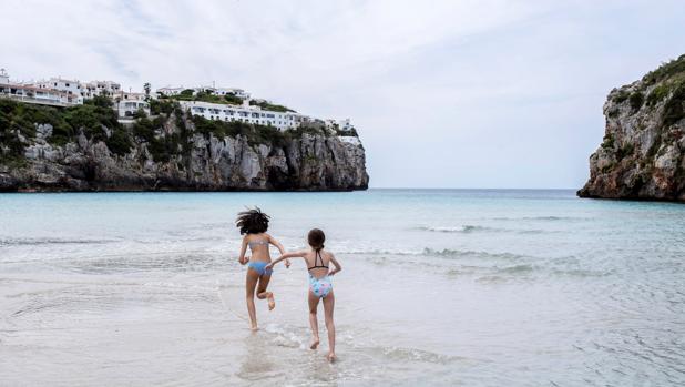 Pocos bañistas en el primer día en que era ya posible un chapuzón en las playas de Baleares