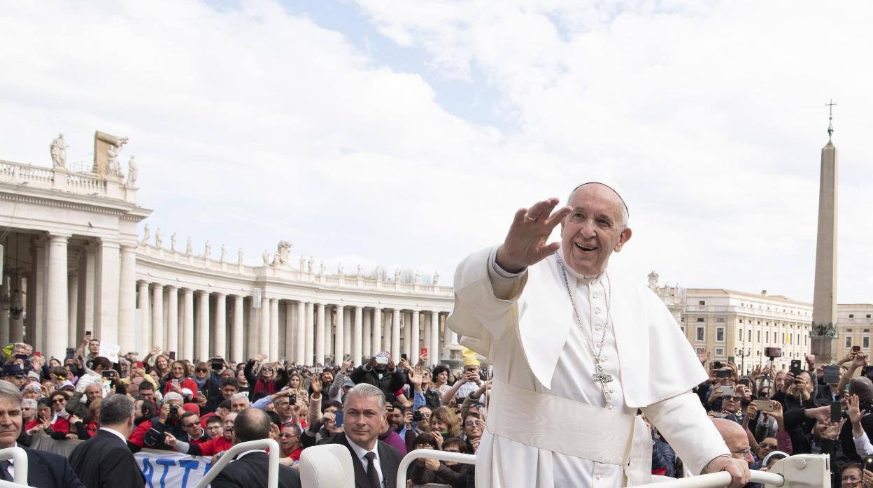 El papa Francisco sonríe tras finalizar la audiencia general semanal, imagen de archivo