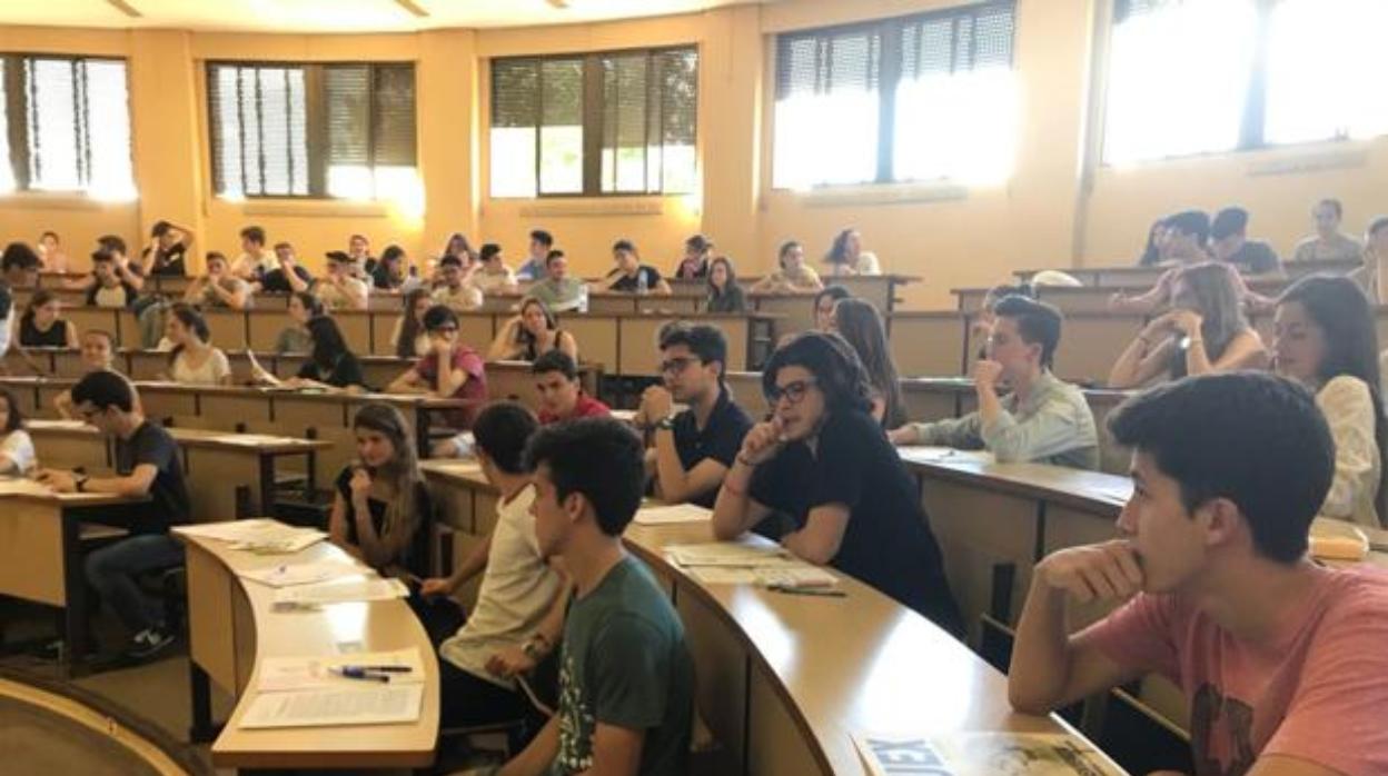 Estudiantes universitarios en una clase magistral