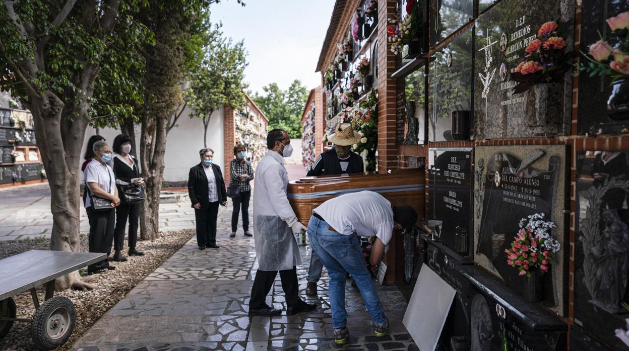 Entierro en Valencia de una víctima del coronavirus