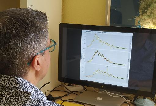 Stefano Cabras repasa uno de sus trabajos sobre el coronavirus