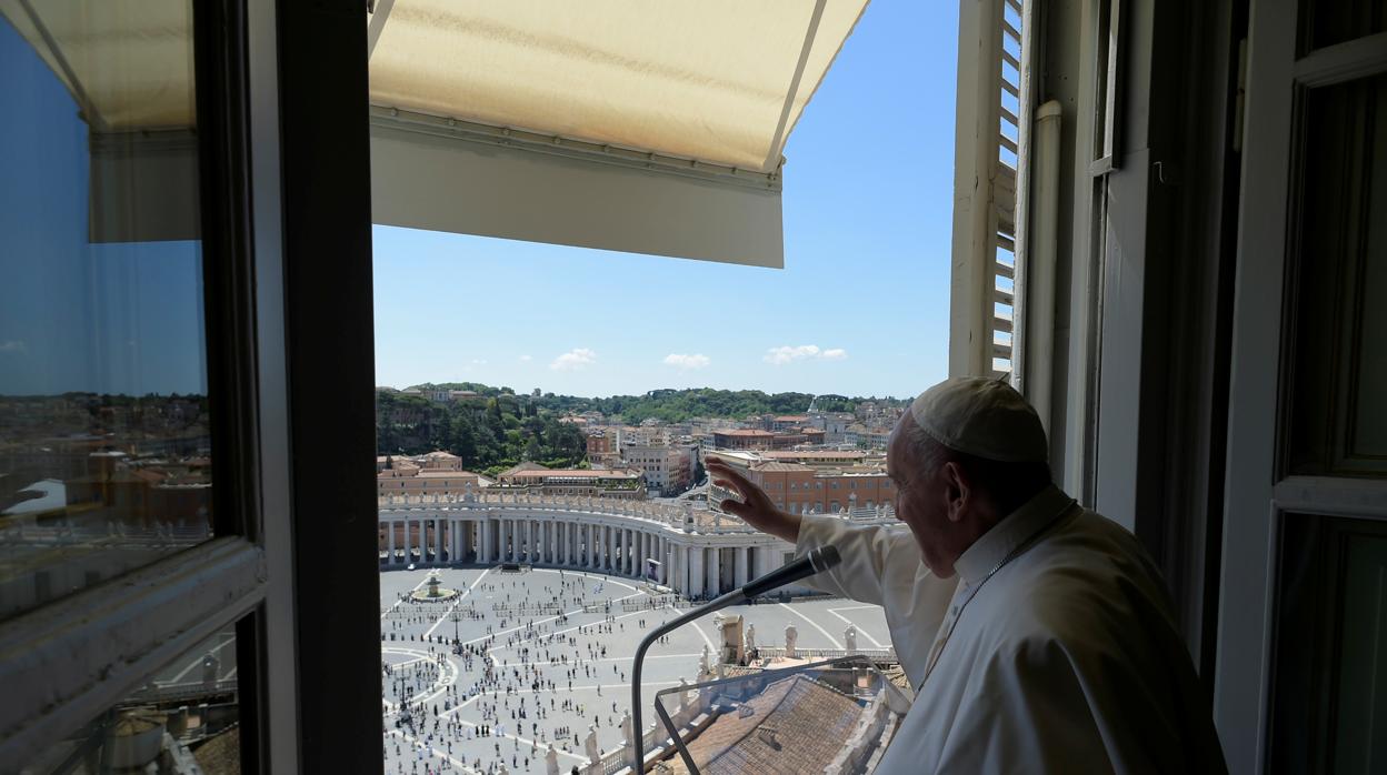 El Papa Francisco dirige la oración mariana del «Regina Caeli» desde su ventana