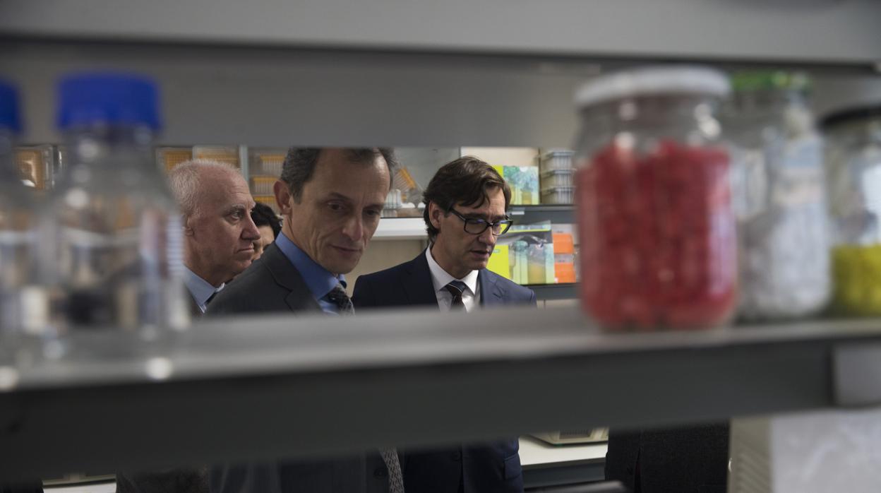 El ministro de Sanidad, Salvador Illa, y el ministro de Ciencia e Innovación, Pedro Duque, visitan el Centro Nacional de Microbiología, acompañados por la directora del Instituto de Salud Carlos III (ISCIII), Raquel Yotti