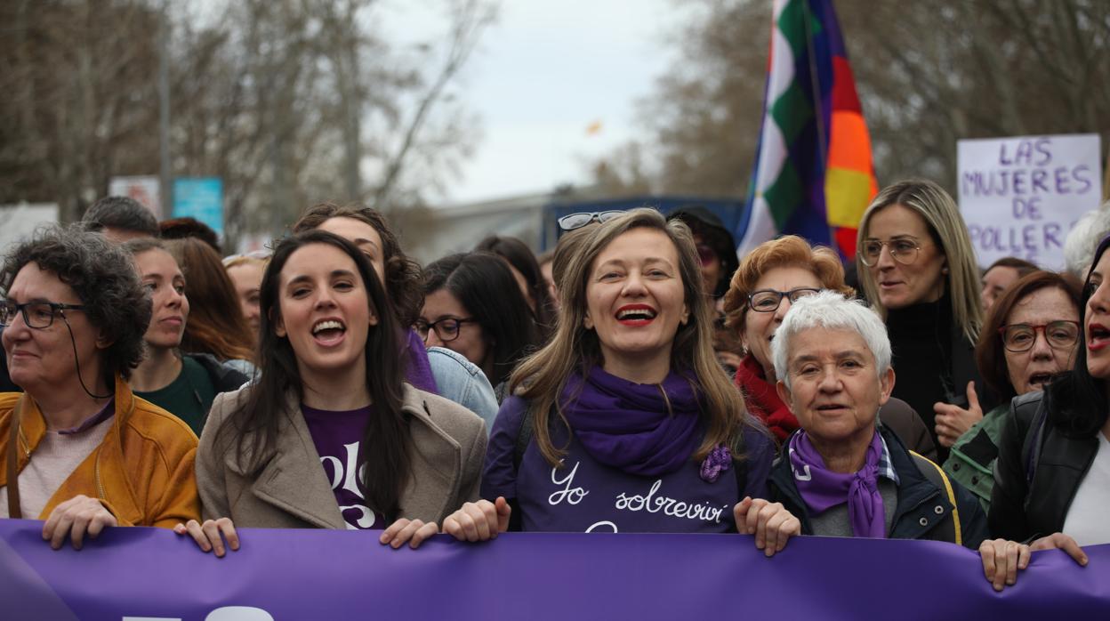 Victoria Rosell (tercera por la izquierda), junto al a ministra Irene Montero, en la pasada manifestación del 8-M