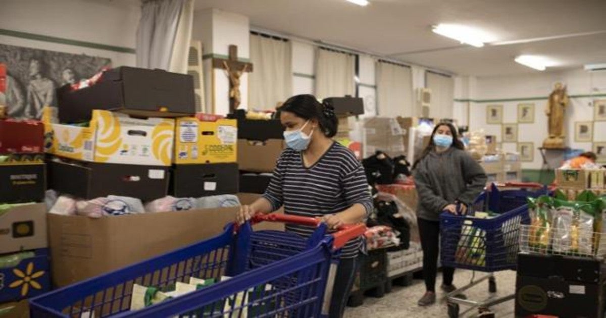 Reparto de comida en una parroquia del barrio madrileño de Vallecas