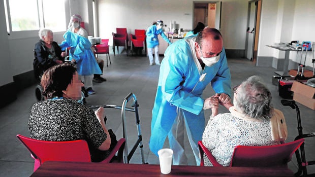 «Recibimos instrucciones, escritas y verbales, en toda España para no trasladar a ancianos a los hospitales»