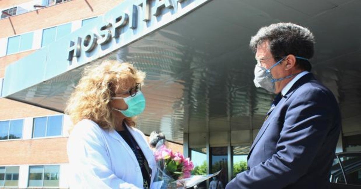 El embajador de Ecuador en España, Cristobal Roldán, entrega un ramo de rosas a María Andión Goñi, directora de Enfermería del Hospital 12 de Octubre de Madrid